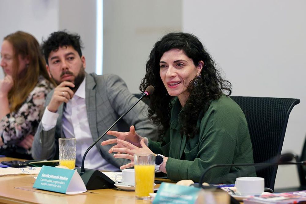 En la imagen podemos ver a Camila Miranda, coordinadora programátca de la candidata Jeannette jara. 